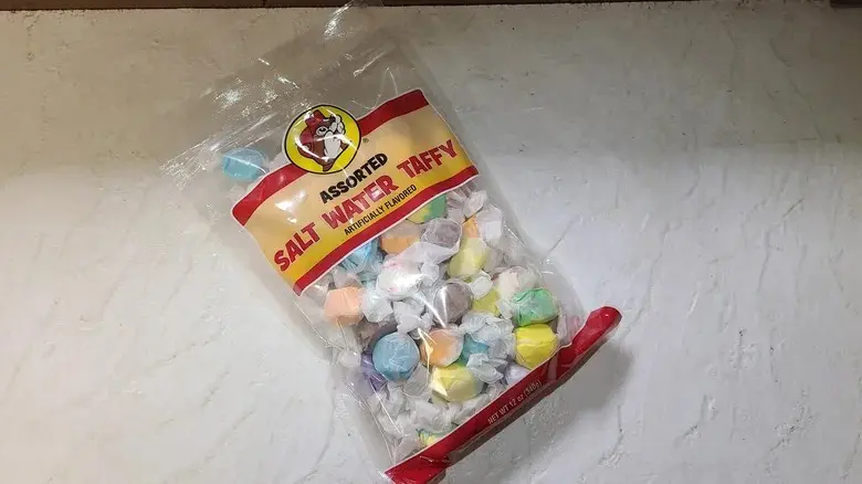 20 Popular Buc-ee’s Snacks, Ranked 5 assorted salt water taffy