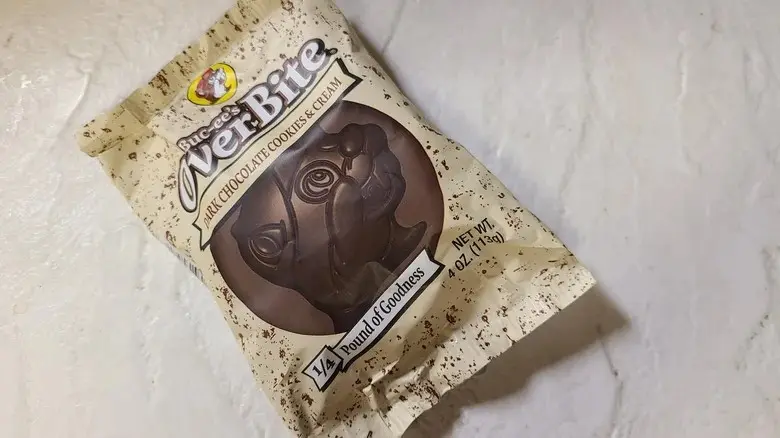 20 Popular Buc-ee’s Snacks, Ranked 6 dark-chocolate-cookies-and-cream-overbite-bar-1736566415 (1)